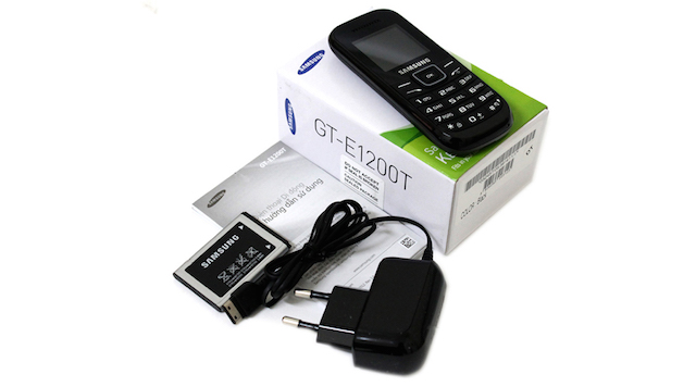 Bộ hộp sản phẩm của điện thoại Samsung E1200